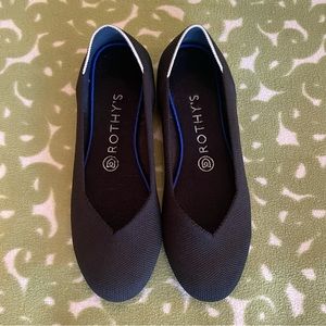 Rothy’s the flat black white trim size 7.5